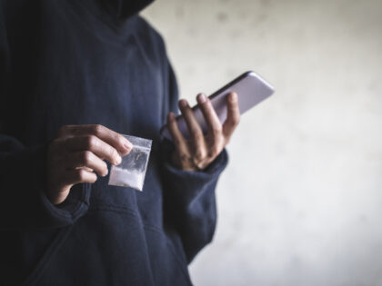 Drug dealers use the phone to contact the customer, drug trafficking, crime, addiction and