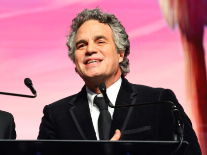 PALM SPRINGS, CALIFORNIA - JANUARY 04: (L-R) Willem Dafoe and Mark Ruffalo speak onstage d