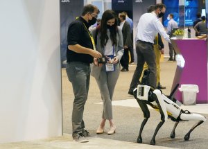 San Francisco company offering $20 an hour to walk robot dogs - Breitbart