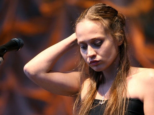 Fiona Apple Leaves Tour to Be with Ailing Dog