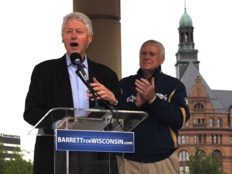Fewer Than 1,000 Attend Clinton-Barrett Rally