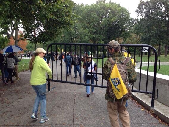 Veterans Remove Barricades from Memorials and Bring Them to WH