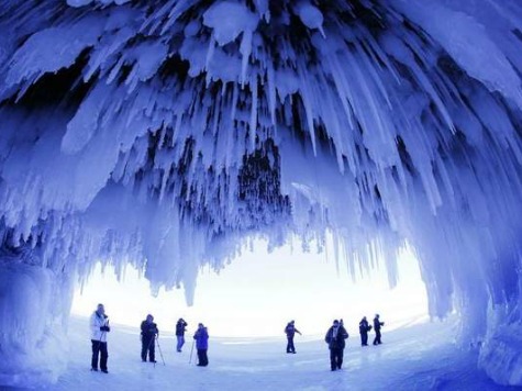 Great Lakes: Most Ice in 20 Years Brings Rare Frozen Walkway to Ice Caves
