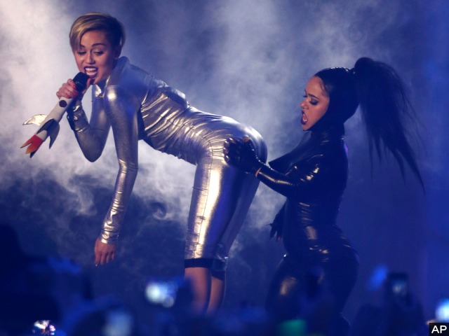 Miley Cyrus Twerks at MTV Europe Music Awards