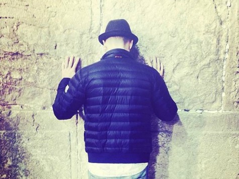 Justin Timberlake Poses by the Western Wall, Angering Palestinians