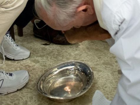Pope Francis Washes, Kisses Feet of Muslim and Women Prisoners
