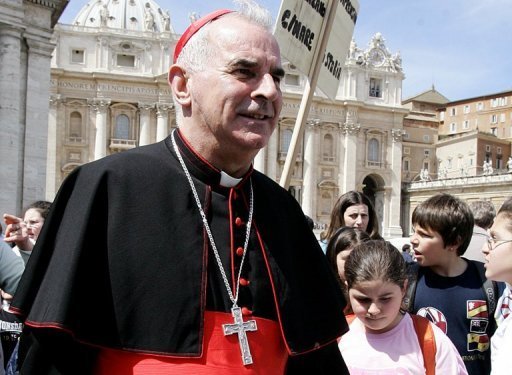 Top UK cardinal urges Christians to wear cross as workplaces ban