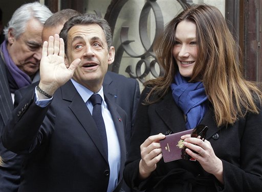Hollande, Sarkozy Advance to French Run-Off