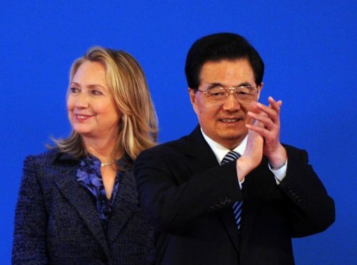 Clinton presses China on rights