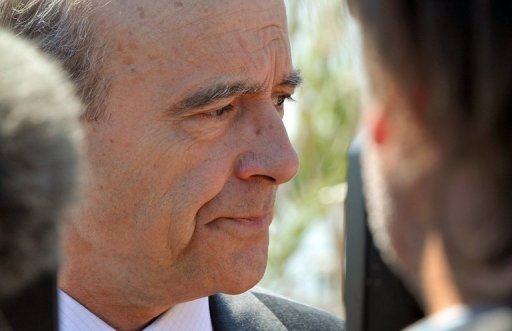 Greece sinks in deeper crisis amid rescue deal doubts