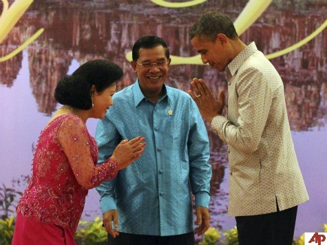 'Mutual Respect': Obama Greeted Like a Servant by Cambodia's First Lady