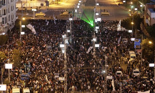 Egypt Protesters Breach Barriers, March on Palace