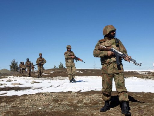 Bomb Kills 14 Pakistani Soldiers, Injures 25