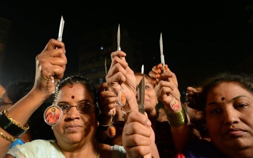 Amid Rape Fears, Indian Party Gives Knives to Women
