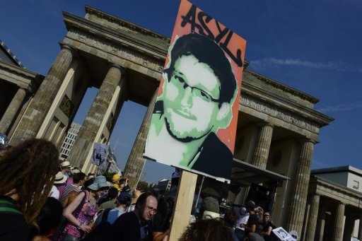 'Find a Safe Haven,' Father Tells Snowden in Russia