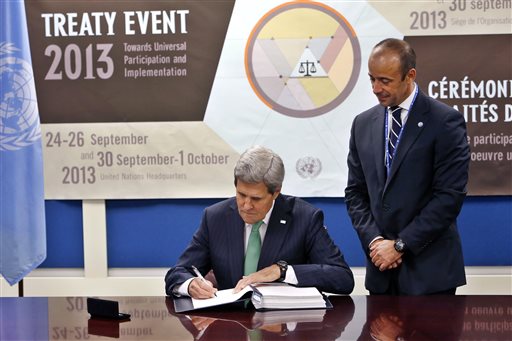 Kerry signs UN arms treaty, senators threaten to block