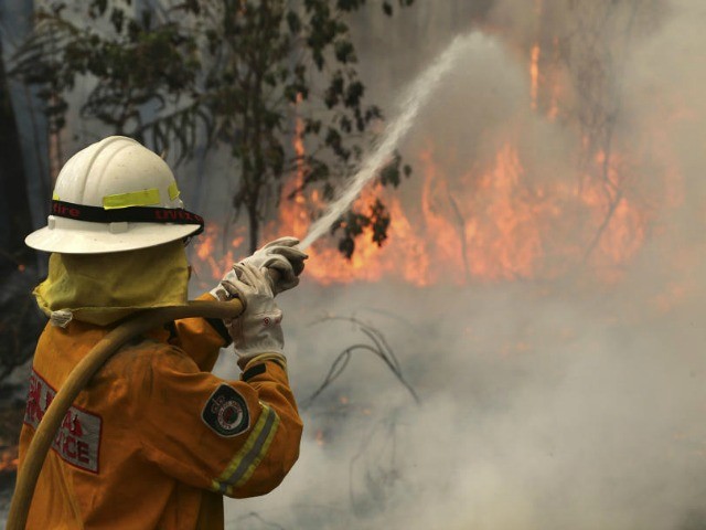 Australian PM Joins Volunteer Brigade to Fight Wildfires