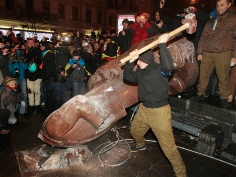 Kiev Protesters Topple, Smash Lenin Statue over Blocked EU Deal