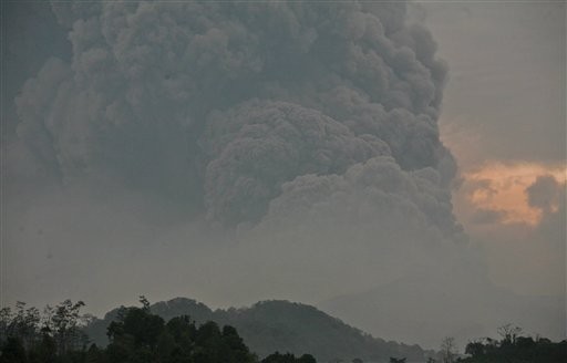 Volcanic Eruption in Indonesia Closes 3 Airports