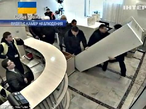 Video Shows Ousted Ukraine Officials Fight Security at Airport