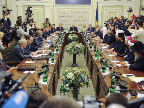 Ukraine Holds Round Table Talks Without Pro-Russians