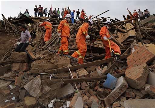 Troops, Volunteers Dig Through China Quake Debris