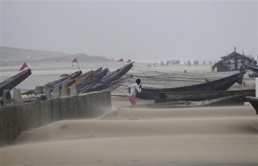 Cyclone Hudhud Batters India, Kills 8