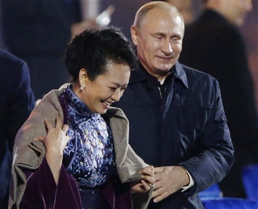 Putin's 'Friendly Gesture' to Chinese First Lady Triggers Jokes, Suspicion