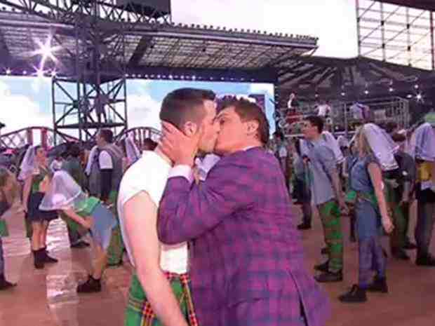 Gay Kiss At Commonwealth Games Opening Ceremony In Snub To Homophobia