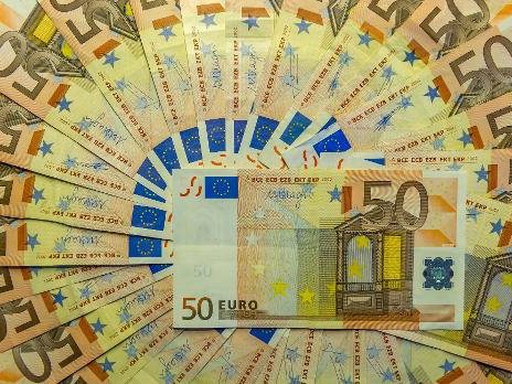 Euro Tumbles as ECB Slashes Interest Rates