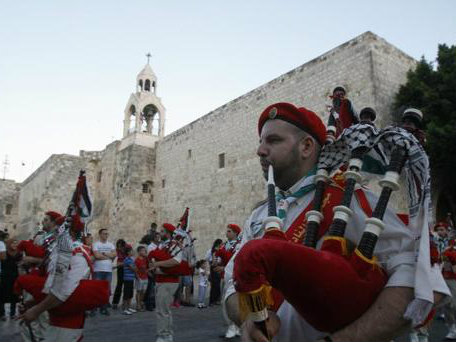 Palestinian Bagpipers Back Scottish Independence