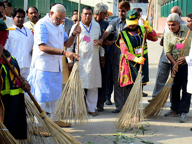 Modi Wields Broom in New 'Clean India' Push