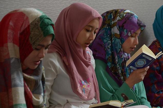 Indonesian Muslim Pageant Challenges Western Beauty Contests