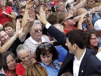 Man Shouts 'Look, No Teleprompter!' At Ryan Event