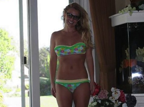 Britney Spears Tweets Hot Bikini Pic
