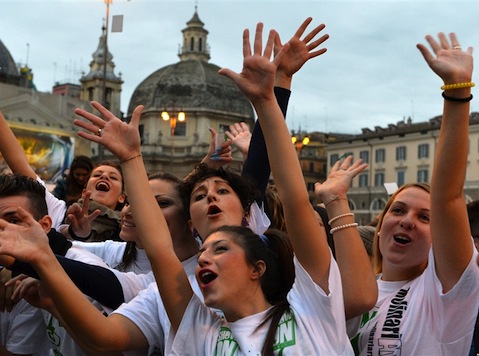 'Gangnam Style' Flashmob Draws Thousands In Rome