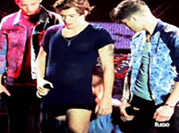 One Direction's Harry Styles Get Pantsed!