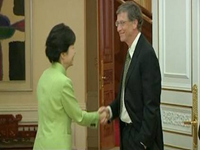 South Korea Appalled By Bill Gates' One-Handed Handshake