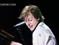 McCartney Swarmed By Insects, Continues Playing Concert