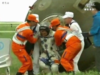 Raw: Chinese Space Capsule Returns to Earth