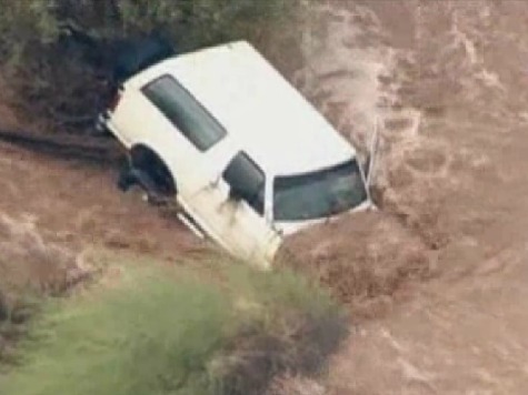 Raw: Severe Floods Trap Arizona Drivers