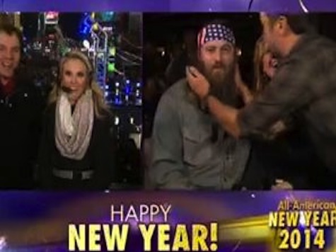 Country Star Luke Bryan Tries to Kiss-Bombs Duck Dynasty's Willie Robertson