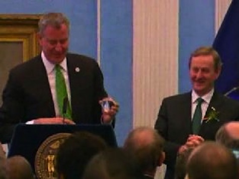 NYC Mayor De Blasio Drops Crystal Apple While Presenting it to Ireland's Prime Minister