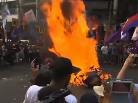 Angry Mob Burns Obama Effigy in Philippines